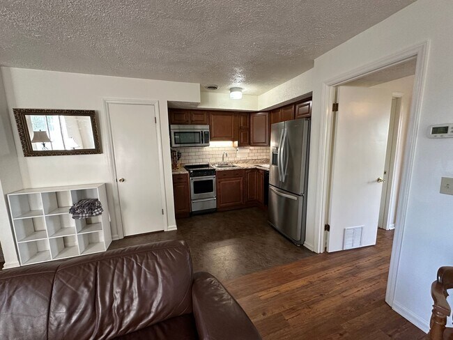 Foto del edificio - Radford; Three Bedroom, Two Bath partially furnished Townhome available now