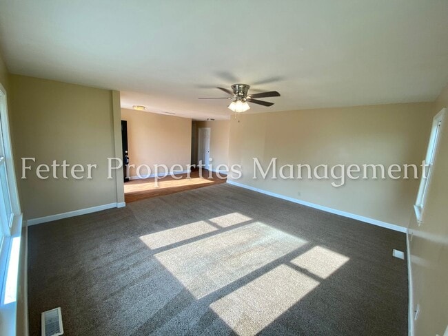 Building Photo - 4 Bedroom Home!