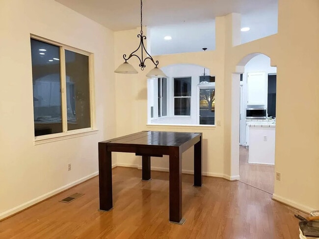 Foto del edificio - Stylish 4-Bedroom Home Near Red Hawk Golf ...