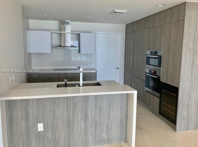 Foto del edificio - Stunning 2-Bed, 3-Bath + Den with Ocean Vi...