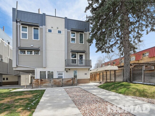 Foto del edificio - Modern 2-Bedroom Townhouse with Private Ro...