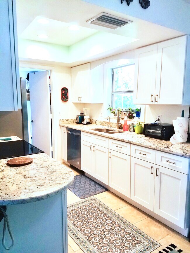 Foto del edificio - 4999 Linwood St