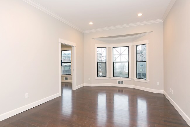 Building Photo - 502 Bellevue Ave E