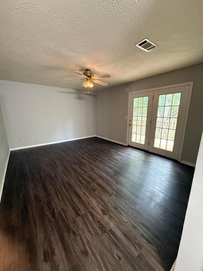 Building Photo - 338 Pinewood Dr