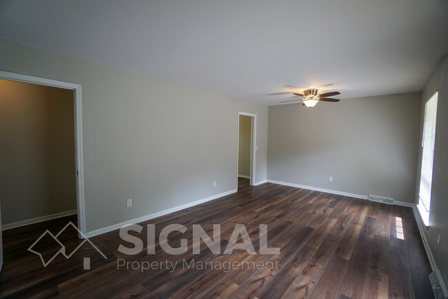 Foto del edificio - 708 Cedarbrook Cir