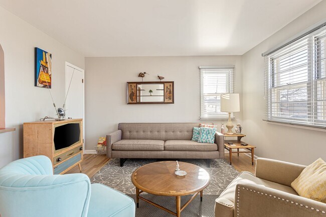 Building Photo - Beautiful Home In Underwood Park Neighborhood