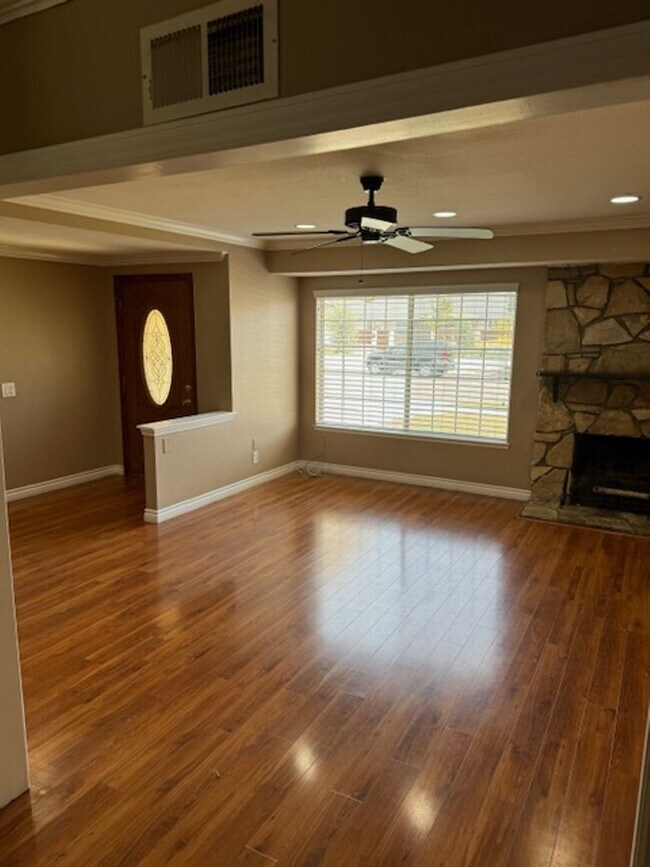 Foto del edificio - 4 bedroom 2 bath Available Now!!