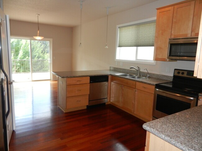 Foto del edificio - Large 4 Bed 2.5 Bath Home in Lakeshore!