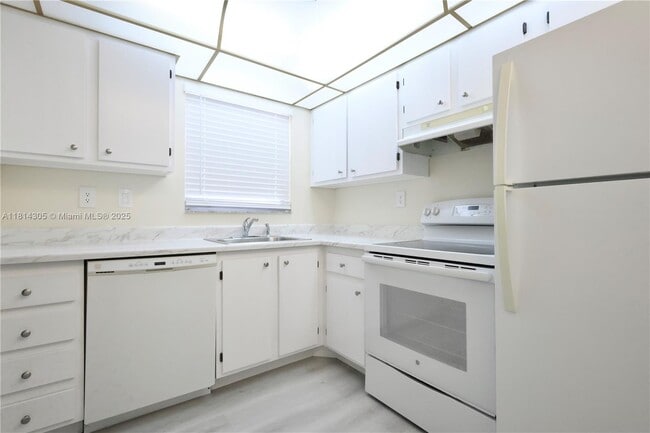 Building Photo - 6870 Royal Palm Blvd