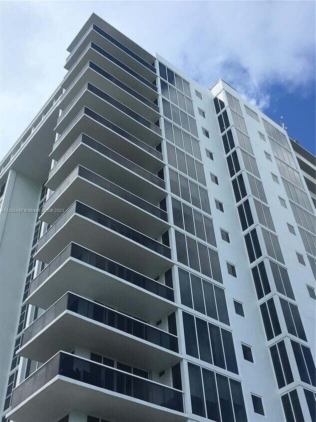 Primary Photo - 10275 Collins Ave