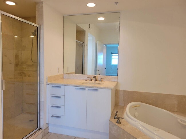 Foto del edificio - 15051 Royal Oaks Ln