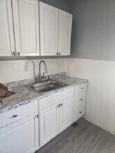 Building Photo - 565 E Elm St