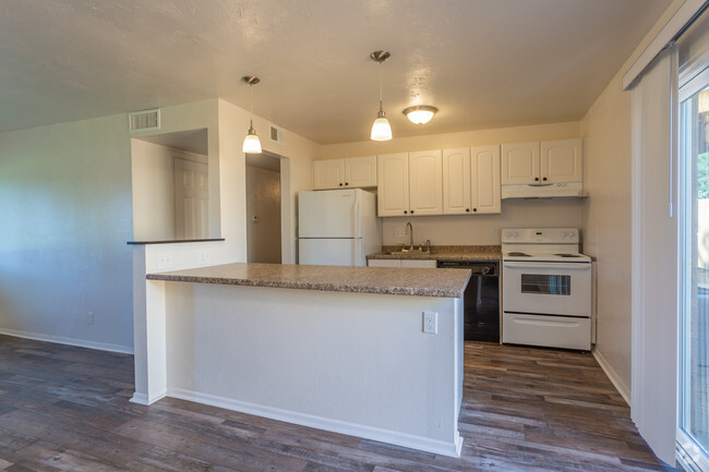 2BR, 1BA - 900 SF - Squire Gardens Apartments