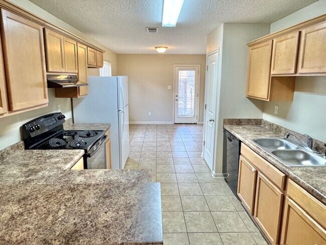 Foto del edificio - Now Leasing A 3 Bedroom 2 Bath home in Cor...