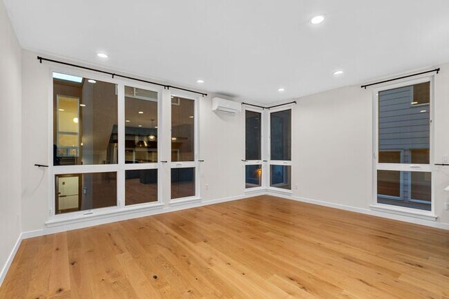 Foto del edificio - ULTRA-MODERN Townhome w/AC and Views in the Heart of Eastlake!