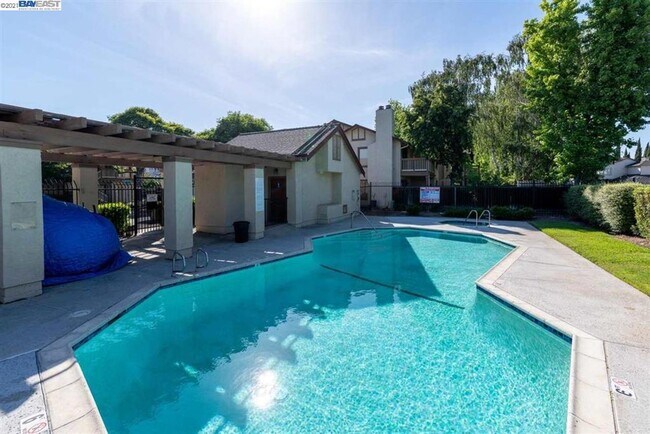 Foto del edificio - $3,340 - GORGEOUS CENTRAL FREMONT TOWN HOM...