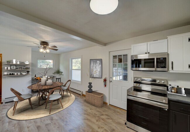 Foto del edificio - Spacious 3-Bedroom + Office | Updated Kitc...