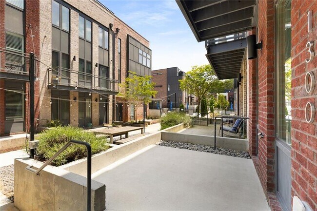 Foto del edificio - 1300 Chelsea Cir NW