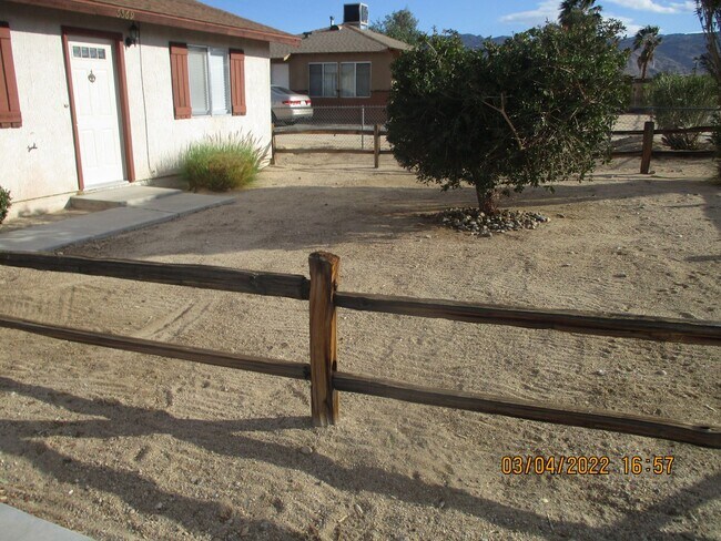 Building Photo - 2 Bedroom 1 Bath