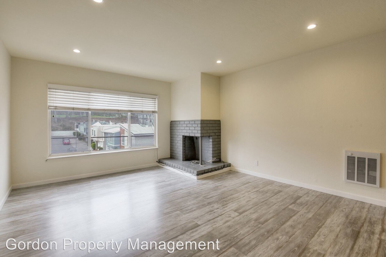 Primary Photo - 326 32nd Ave