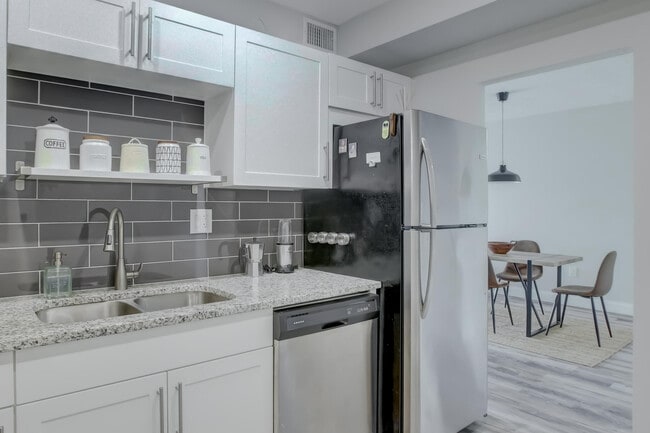 Building Photo - 500 Bayview Dr