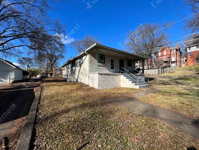 Building Photo - 833 Clark St