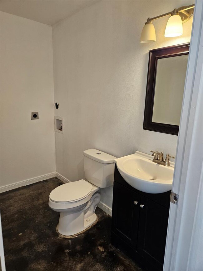 Building Photo - 5911 Lago Vista Way