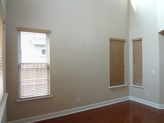 Foto del edificio - 1123 Montague Ln