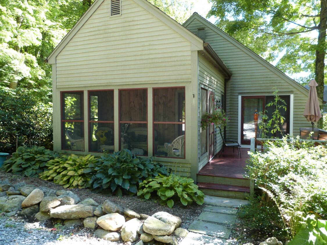 screened porch with 12' ceiling - 274 Bruning Rd