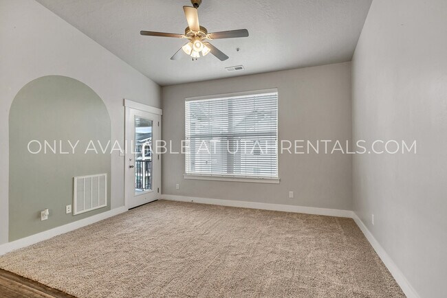 Foto del edificio - 42 W Silver Springs Dr