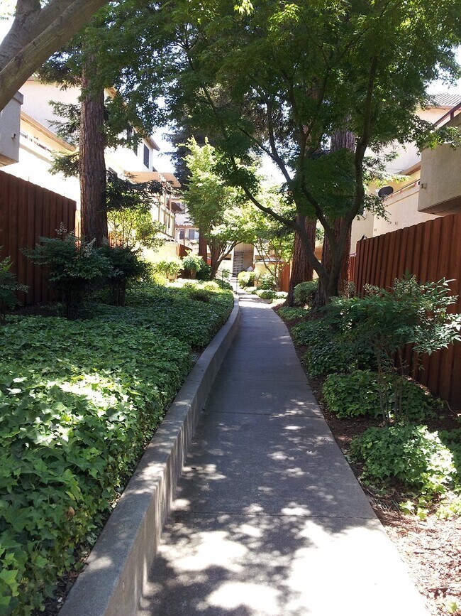Foto del edificio - 5055 Valley Crest Dr
