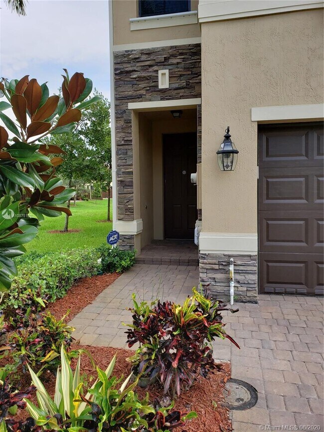 Foto del edificio - 12350 N Village Cir