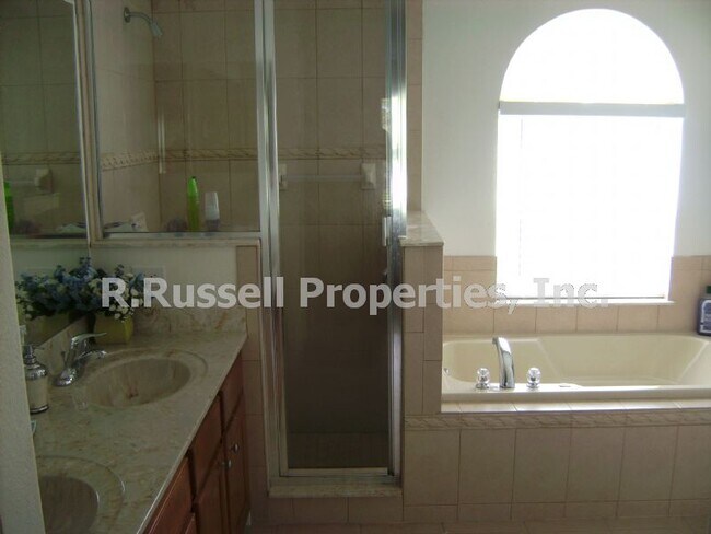 Building Photo - Lovely three bedroom two bath home in Delt...