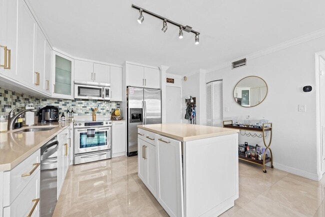 Foto del edificio - 600 NE 36th St