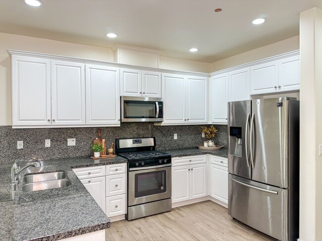 Building Photo - 3317 E Wild Horse Privado