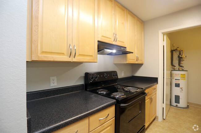 Kitchen - Islnd Club Apartments