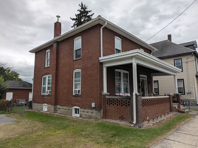 Building Photo - 68 Garber St