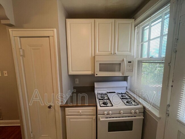 Foto del edificio - 7076 Mitchell Ave