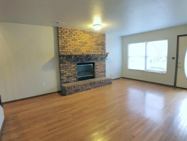 Foto del edificio - 128 Clinton Hill Dr