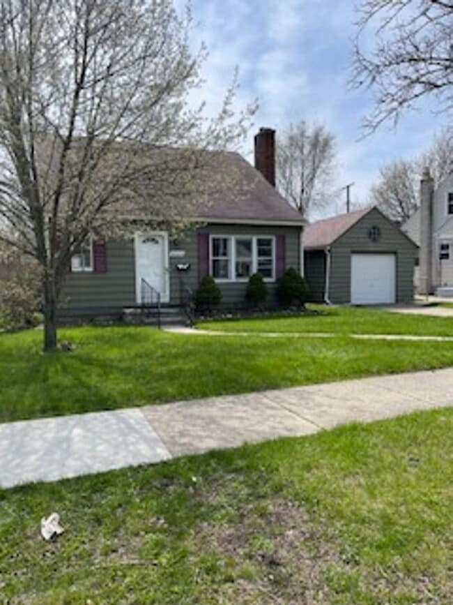 Building Photo - 3 bed 1 bath bungelow in Harper Woods with attached garage and basement