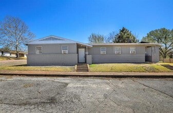 Building Photo - 62 Pershing Dr
