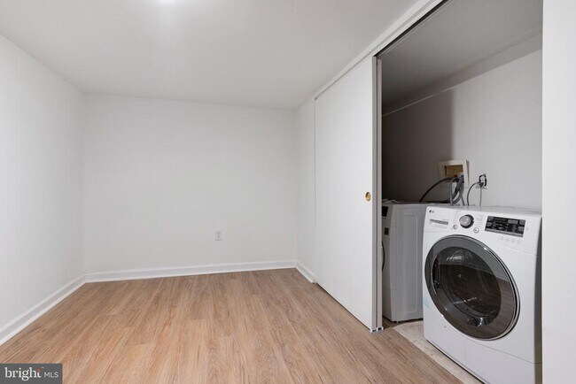 Foto del edificio - 1830 Montrose St