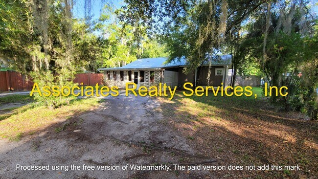 Foto del edificio - JUST REDUCED!  A Must See 3 Bedroom / 1.5 ...