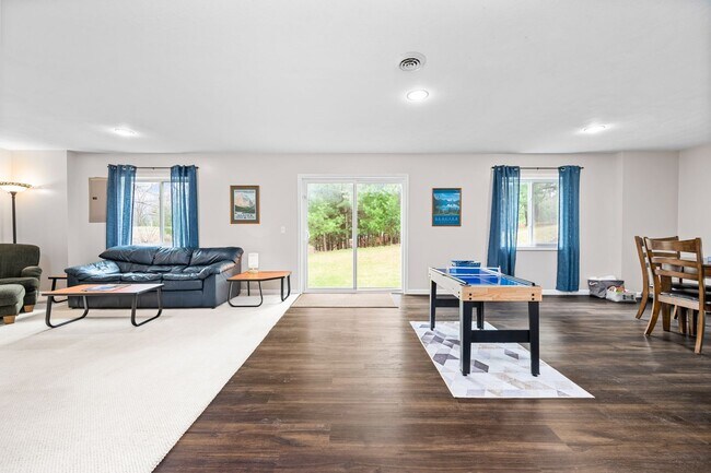 Building Photo - Stunning Home Available September Thru Mar...