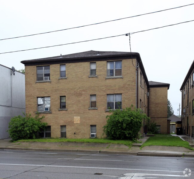 Foto principal - 2903 St Clair Ave E