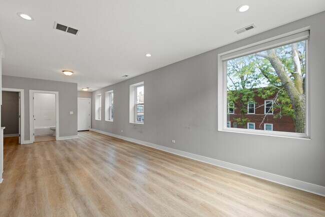 Foto del edificio - 3701 W Diversey Ave