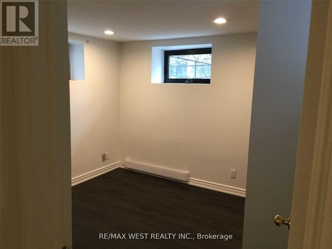 Building Photo - 152 Dowling Ave