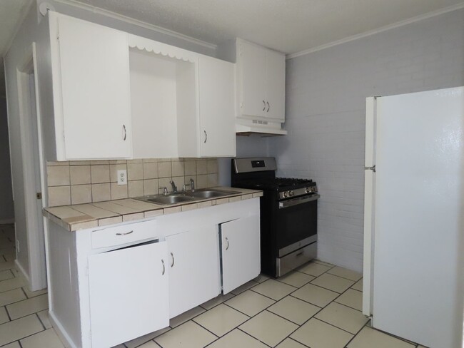 Foto del edificio - Cozy Two Bedroom One Bathroom Corner Apart...