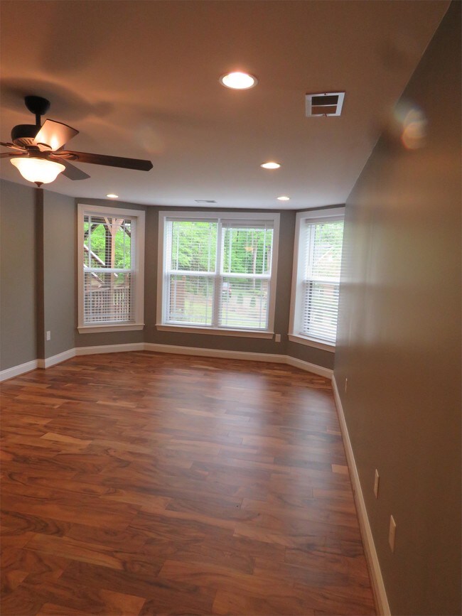 Building Photo - 105 Glen Meadows Dr