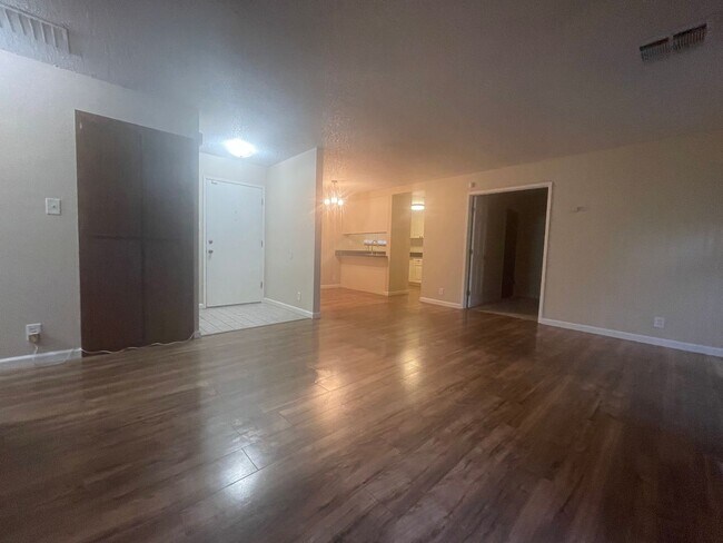 Foto del edificio - Beautiful Updated Condo with 2 Private Out...